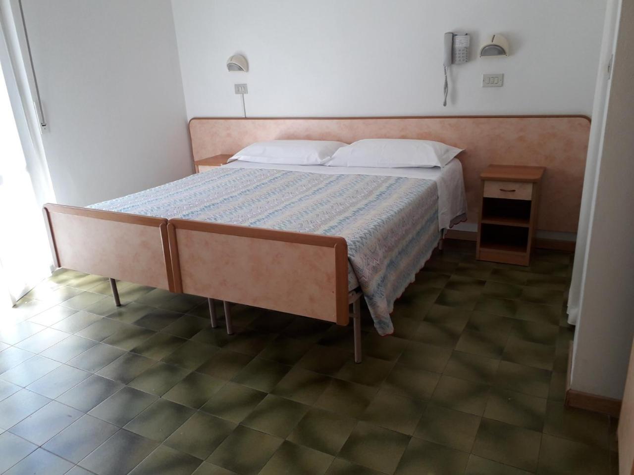 Hotel Lora Rimini Exteriér fotografie