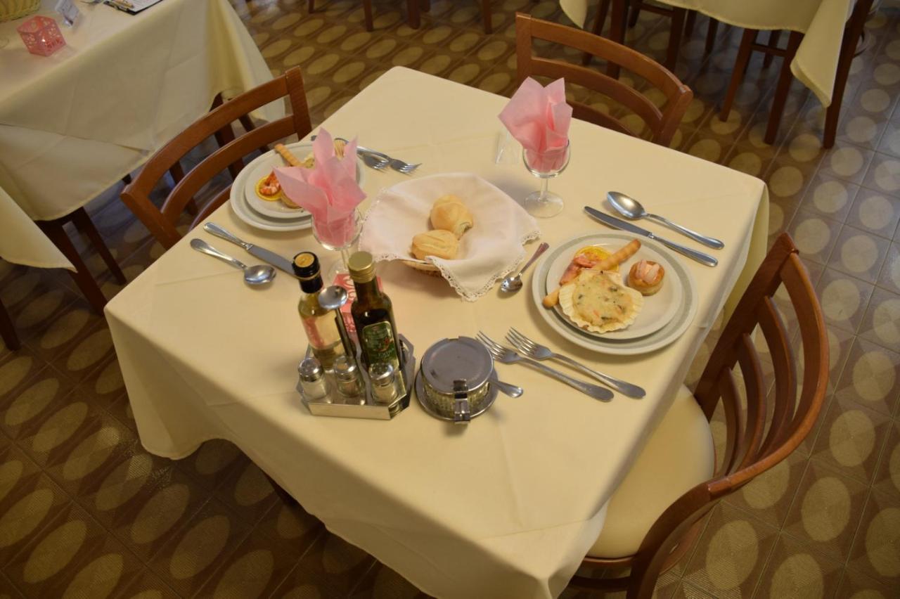 Hotel Lora Rimini Exteriér fotografie